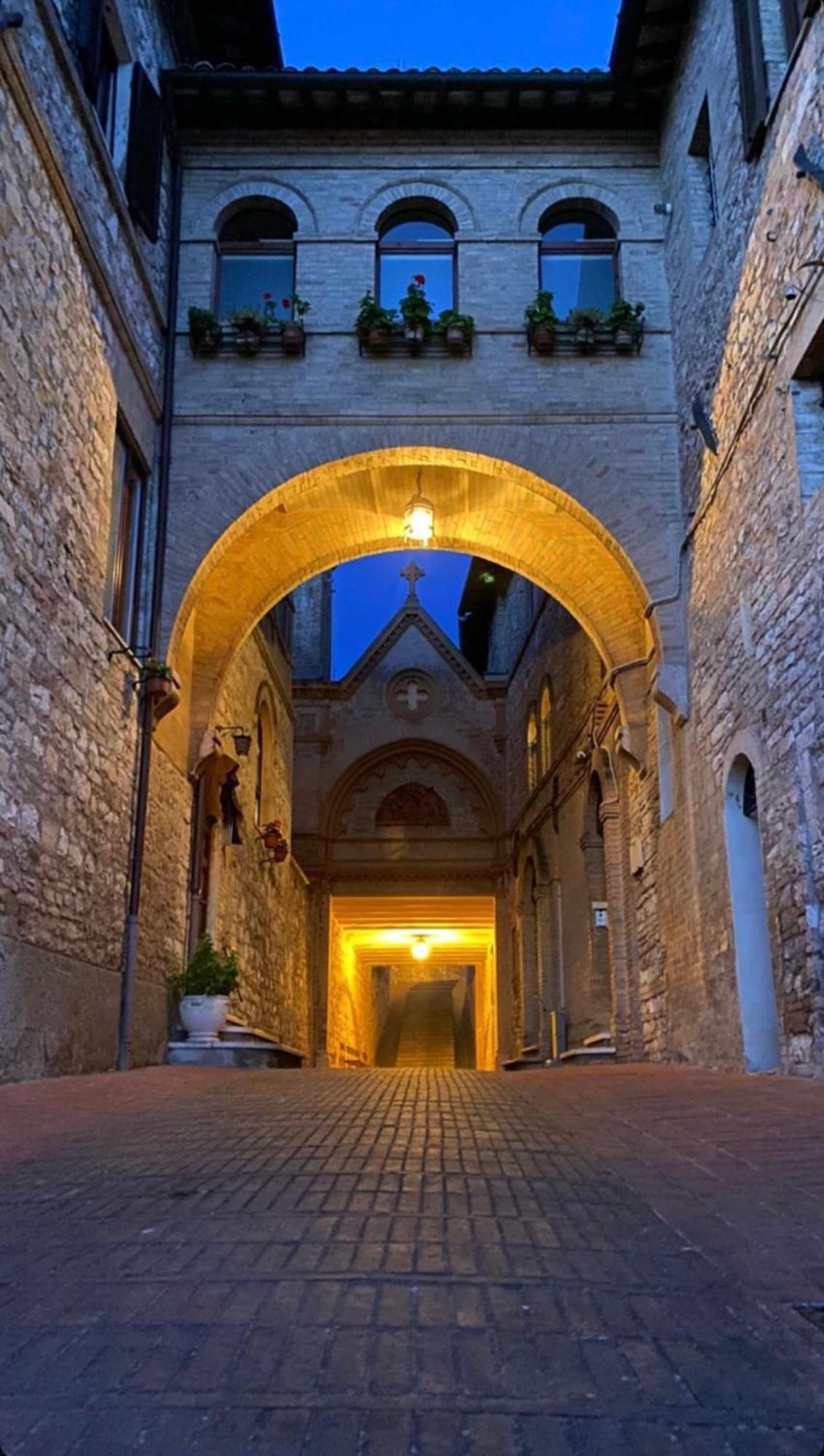 Monolocale L'Anfiteatro Romano Asís Exterior foto
